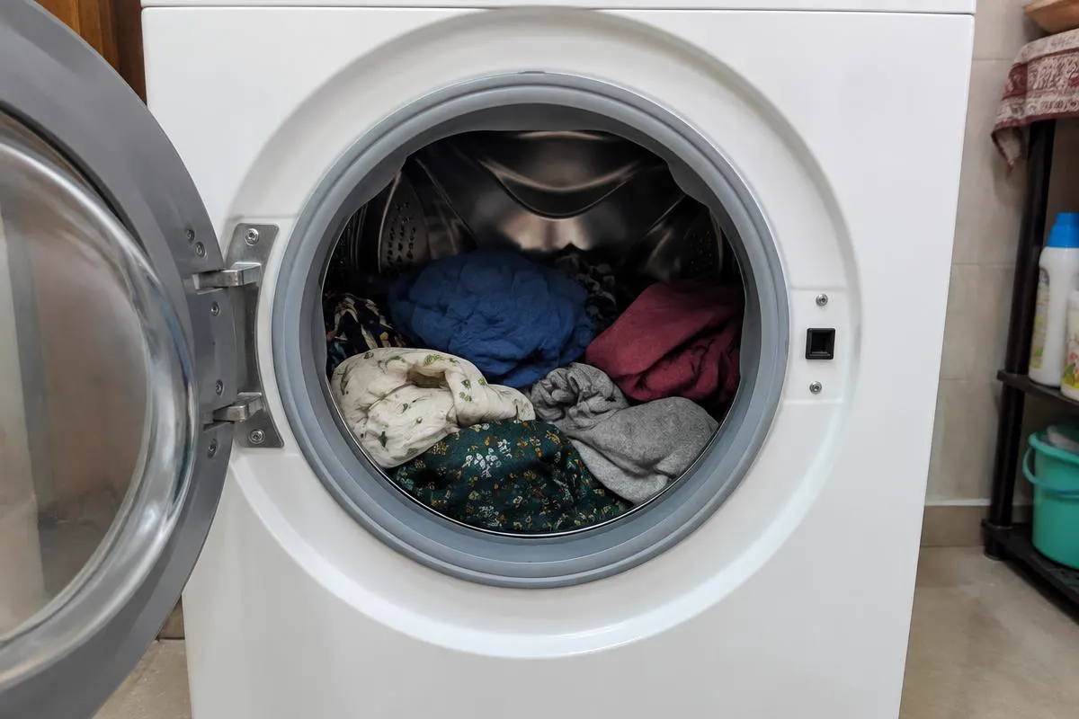 Front-load washing machine drum loaded with space left at the top